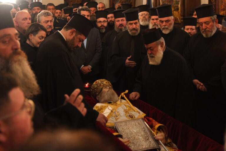 ΧΑΝΙΑ: ΣΕ ΛΑΪΚΟ ΠΡΟΣΚΥΝΗΜΑ ΤΟ ΣΚΗΝΩΜΑ ΤΟΥ ΜΗΤΡΟΠΟΛΙΤΗ ΔΑΜΑΣΚΗΝΟΥ