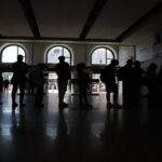 ΑΥΤΑ ΣΥΜΒΑΙΝΟΥΝ ΜΟΝΟ ΣΤΗΝ ΕΛΛΑΔΑ: ΈΚΑΝΑΝ ΔΙΑΓΡΑΜΜΙΣΗ ΣΕ ΔΡΟΜΟ ΤΗΣ ΚΑΡΔΙΤΣΑΣ ΠΑΝΩ ΣΕ ΚΛΑΔΙΑ, ΦΥΛΛΑ ΑΚΟΜΗ ΚΑΙ ΚΟΠΡΙΑ (φωτογραφίες της ντροπής)