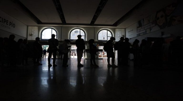 ΤΕΡΑΣΤΙΟ ΜΠΛΑΚΑΟΥΤ: ΧΑΟΣ, ΑΝΗΣΥΧΙΑ ΚΑΙ ΦΟΒΟΣ ΠΟΥ ΣΥΝΕΒΗ ΣΕ ΙΣΠΑΝΙΑ ΠΟΡ …