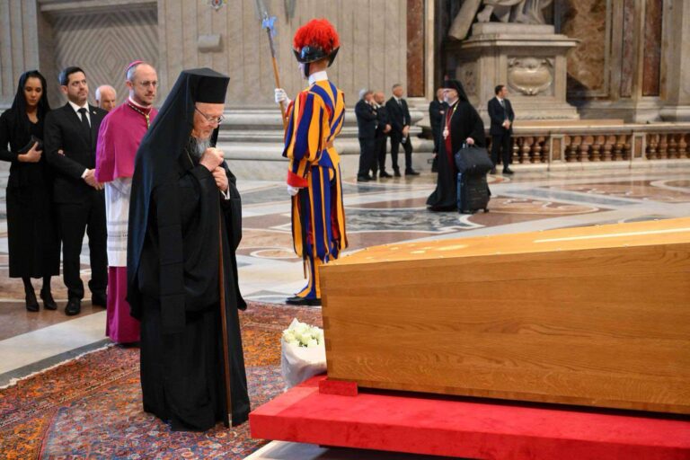 Ο ΟΙΚΟΥΜΕΝΙΚΟΣ ΠΑΤΡΙΑΡΧΗΣ ΣΤΗΝ ΕΞΟΔΙΟ ΑΚΟΛΟΥΘΙΑ ΤΟΥ ΑΕΙΜΝΗΣΤΟΥ ΠΑΠΑ ΡΩ …