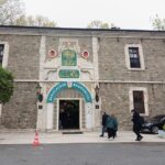 ΝΕΟ ΣΚΑΝΔΑΛΟ ΣΤΗΝ ΕΛΛΗΝΙΚΗ ΑΣΤΥΝΟΜΙΑ: ΓΥΝΑΙΚΑ ΑΣΤΥΝΟΜΙΚΟΣ ΜΕ «ΠΡΟΣΦΟΡΑ ΥΠΗΡΕΣΙΩΝ» ΣΕ ΝΤΟΥΜΠΑΙ ΚΑΙ ΜΥΚΟΝΟ – ΚΥΚΛΟΦΟΡΕΙ ΗΜΙΓΥΜΝΗ ΚΑΙ… ΨΑΡΕΥΕΙ ΠΕΛΑΤΕΣ (αποκαλυπτικές φωτογραφίες)