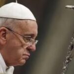 Ο ΟΙΚΟΥΜΕΝΙΚΟΣ ΠΑΤΡΙΑΡΧΗΣ ΣΤΗΝ ΕΞΟΔΙΟ ΑΚΟΛΟΥΘΙΑ ΤΟΥ ΑΕΙΜΝΗΣΤΟΥ ΠΑΠΑ ΡΩΜΗΣ ΦΡΑΓΚΙΣΚΟΥ