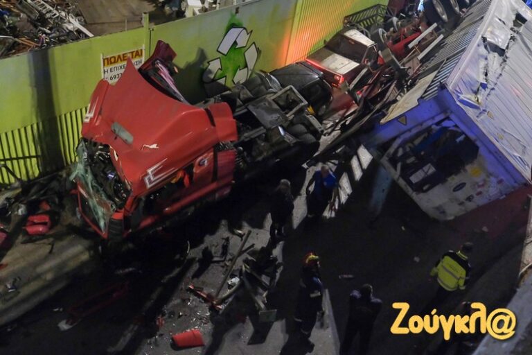 ΤΡΟΧΑΙΟ ΣΟΚ: ΦΟΡΤΗΓΟ ΕΠΕΣΕ ΑΠΟ ΤΗ ΓΕΦΥΡΑ ΤΗΣ ΠΕΤΡΟΥ ΡΑΛΛΗ
