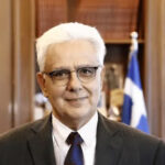 ΣΕ ΚΑΤ’ ΟΙΚΟΝ ΠΕΡΙΟΡΙΣΜΟ ΜΕ ΗΛΕΚΤΡΟΝΙΚΟ ΒΡΑΧΙΟΛΑΚΙ ΘΑ ΠΑΡΑΜΕΙΝΕΙ Ο ΧΡΗΣΤΟΣ ΜΑΥΡΙΚΗΣ – ΑΡΝΕΙΤΑΙ ΤΙΣ ΚΑΤΗΓΟΡΙΕΣ ΓΙΑ ΔΩΡΟΔΟΚΙΑ ΤΟΥ ΔΙΚΑΣΤΙΚΟΥ