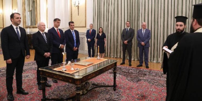 ΣΚΑΝΔΑΛΟ ΟΠΕΚΕΠΕ: ΟΡΚΙΣΤΗΚΑΝ ΤΑ ΝΕΑ ΜΕΛΗ ΤΗΣ ΚΥΒΕΡΝΗΣΗΣ ΣΤΟ ΠΡΟΕΔΡΙΚΟ  …