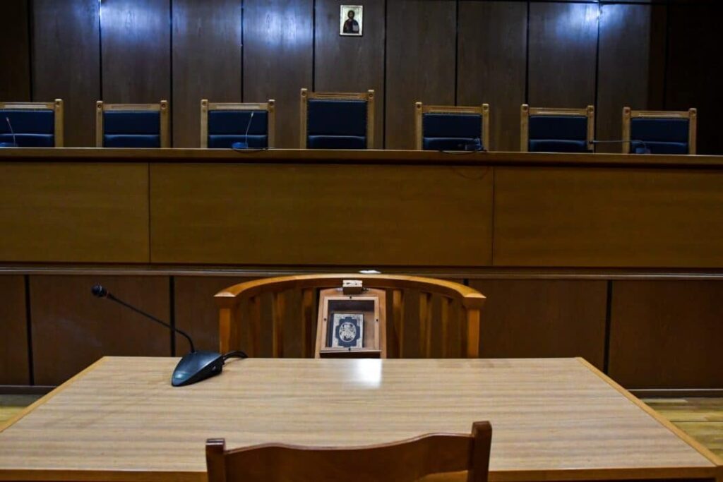 ΞΥΠΟΛΥΤΟΣ, ΗΜΙΓΥΜΝΟΣ ΚΑΙ ΕΠΙΚΙΝΔΥΝΟΣ – ΣΟΚ ΣΤΟ ΔΙΚΑΣΤΗΡΙΟ ΜΕ 52ΧΡΟΝΟ ΚΑΤΗΓΟΡΟΥΜΕΝΟ