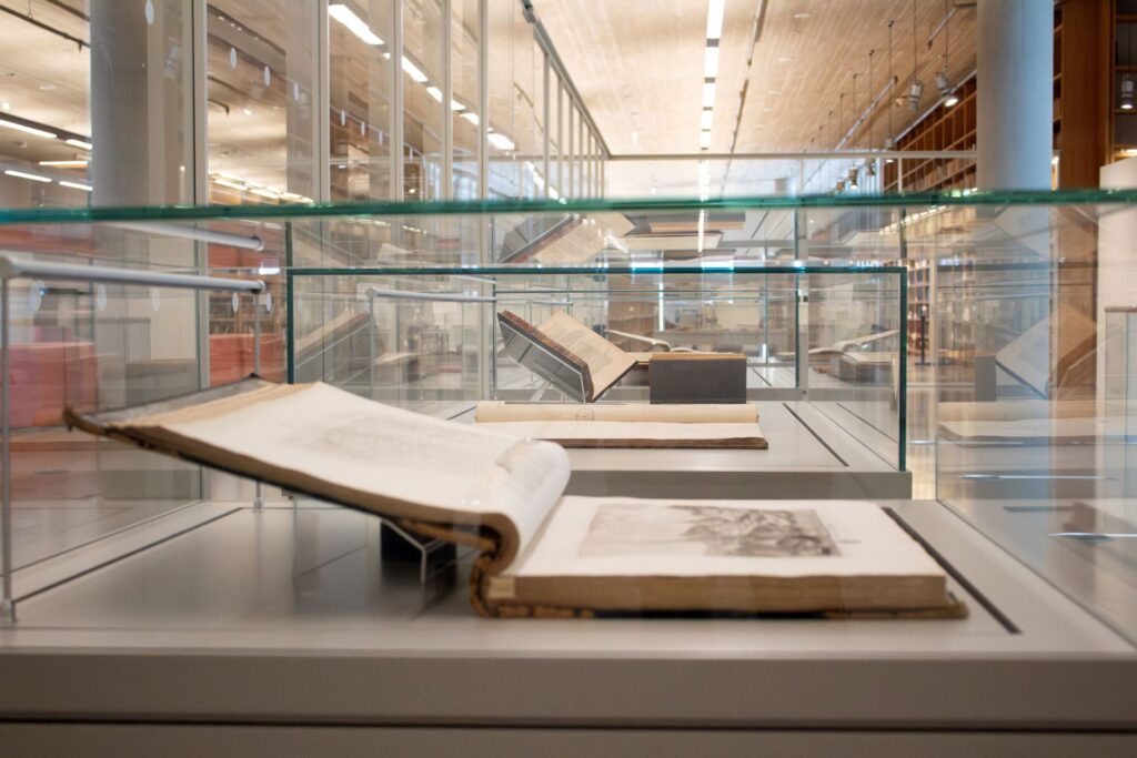 ΕΘΝΙΚΗ ΒΙΒΛΙΟΘΗΚΗ ΤΗΣ ΕΛΛΑΔΟΣ: ΑΠΟ ΤΑ ΡΑΦΙΑ… ΣΤΙΣ ΠΡΟΘΗΚΕΣ: ΜΑΤΙΕΣ ΣΤΗΝ ΕΛΛΑΔΑ ΤΩΝ ΠΕΡΙΗΓΗΤΩΝ