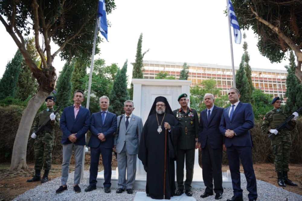 ΠΑΡΟΥΣΙΑ ΤΟΥ ΑΡΧΗΓΟΥ ΓΕΕΘΑ ΣΤΡΑΤΗΓΟΥ ΔΗΜΗΤΡΙΟΥ ΧΟΥΠΗ ΠΡΑΓΜΑΤΟΠΟΙΗΘΗΚΑΝ ΤΑ ΑΠΟΚΑΛΥΠΤΗΡΙΑ ΤΟΥ ΜΝΗΜΕΙΟΥ ΠΕΣΟΝΤΩΝ ΕΦΕΔΡΩΝ ΑΞΙΩΜΑΤΙΚΩΝ ΣΤΗΝ ΚΑΛΑΜΑΤΑ  (εικόνες)