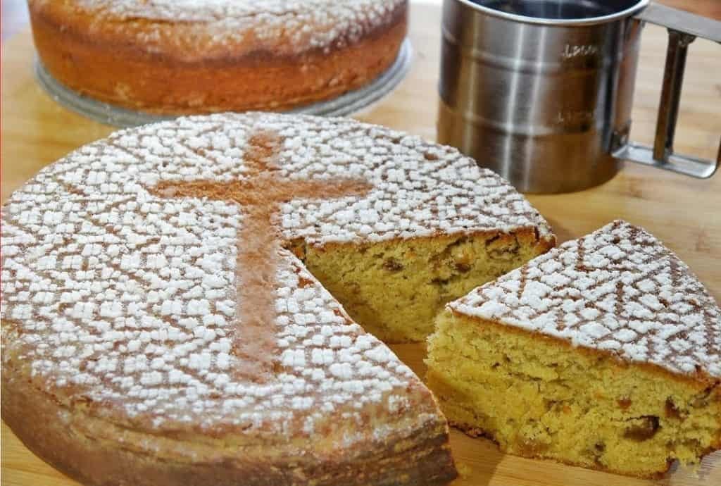 Η ΠΑΡΑΔΟΣΙΑΚΗ ΦΑΝΟΥΡΟΠΙΤΑ:  ΔΙΑΒΑΣΤΕ ΔΥΟ ΚΑΤΑΠΛΗΚΤΙΚΕΣ ΣΥΝΤΑΓΕΣ ΓΙΑ ΝΑ ΠΑΡΑΣΚΕΥΑΣΕΤΕ ΤΗΝ ΠΙΟ ΓΛΥΚΙΑ ΚΑΙ ΕΥΓΕΣΤΗ ΦΑΝΟΥΡΟΠΙΤΑ