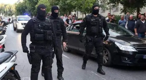 ΠΥΡΟΒΟΛΙΣΜΟΙ ΣΤΗΝ ΚΑΛΑΜΑΤΑ: ΑΓΡΙΑ ΑΙΜΑΤΗΡΗ ΣΥΜΠΛΟΚΗ ΑΝΑΜΕΣΑ ΣΕ ΡΟΜΑ, Ε …