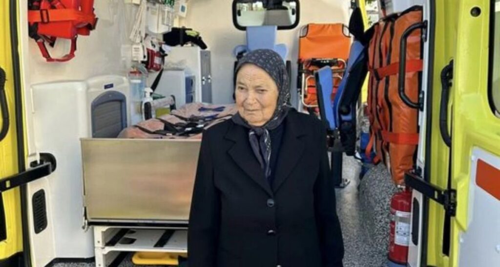 Athina papachristou pethane i giagia pou eiche dorisei asthenoforo sto ekav