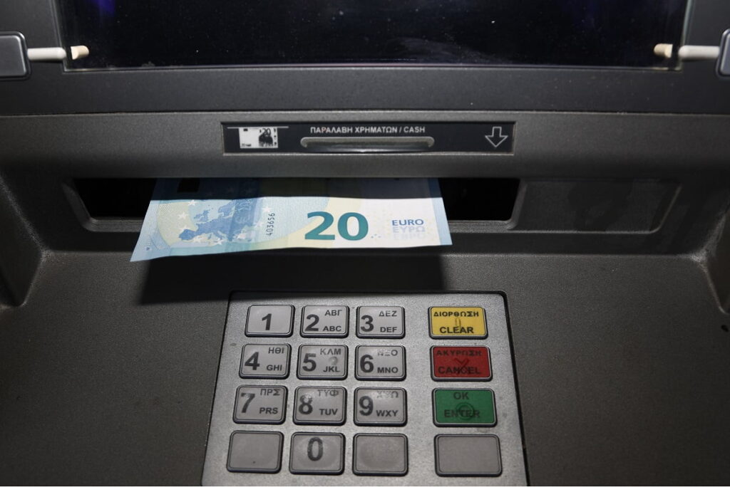 ΑΠΟ ΤΗ ΔΕΥΤΕΡΑ 11 ΑΥΓΟΥΣΤΟΥ 2025 ΔΩΡΕΑΝ ΑΝΑΛΗΨΕΙΣ ΑΠΟ ΤΑ ΑΤΜ ΤΩΝ ΕΛΛΗΝΙΚΩΝ ΤΡΑΠΕΖΩΝ – ΘΕΣΠΙΣΗ ΕΘΝΙΚΟΥ ΠΛΑΦΟΝ ΓΙΑ ΤΡΙΤΟΥΣ ΠΑΡΟΧΟΥΣ