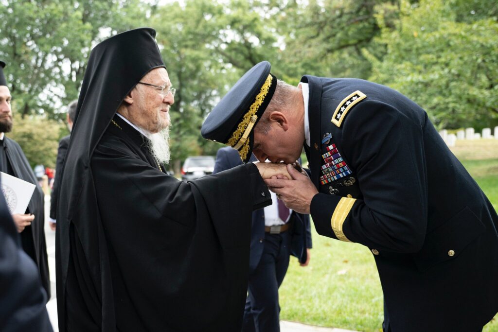 Ο ΑΡΧΗΓΟΣ ΤΩΝ ΕΝΟΠΛΩΝ ΔΥΝΑΜΕΩΝ ΤΗΣ ΑΜΕΡΙΚΗΣ ΑΣΠΑΖΕΤΑΙ ΤΟ ΧΕΡΙ ΤΟΥ ΟΙΚΟΥΜΕΝΙΚΟΥ ΠΑΤΡΙΑΡΧΟΥ