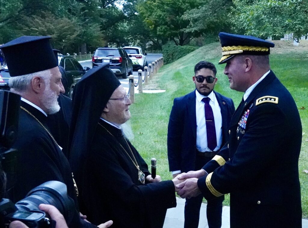 Ο ΟΙΚΟΥΜΕΝΙΚΟΣ ΠΑΤΡΙΑΡΧΗΣ ΚΑΤΕΘΕΣΕ ΣΤΕΦΑΝΙ ΣΤΟ ΜΝΗΜΕΙΟ ΤΟΥ ΑΓΝΩΣΤΟΥ ΣΤΡΑΤΙΩΤΟΥ, ΣΤΟ ΕΘΝΙΚΟ ΚΟΙΜΗΤΗΡΙΟ ARLINGTON, ΣΥΝΟΔΕΥΟΜΕΝΟΣ ΑΠΟ ΤΟΝ ΕΛΛΗΝΙΚΗΣ ΚΑΤΑΓΩΓΗΣ ΔΙΟΙΚΗΤΗ ΤΩΝ ΕΝΟΠΛΩΝ ΔΥΝΑΜΕΩΝ ΤΩΝ ΗΠΑ ΣΤΡΑΤΗΓΟ ΑΝΔΡΕΑ POPPAS.