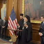 Ο ΟΙΚΟΥΜΕΝΙΚΟΣ ΠΑΤΡΙΑΡΧΗΣ ΚΑΤΕΘΕΣΕ ΣΤΕΦΑΝΙ ΣΤΟ ΜΝΗΜΕΙΟ ΤΟΥ ΑΓΝΩΣΤΟΥ ΣΤΡΑΤΙΩΤΟΥ, ΣΤΟ ΕΘΝΙΚΟ ΚΟΙΜΗΤΗΡΙΟ ARLINGTON, ΣΥΝΟΔΕΥΟΜΕΝΟΣ ΑΠΟ ΤΟΝ ΕΛΛΗΝΙΚΗΣ ΚΑΤΑΓΩΓΗΣ ΔΙΟΙΚΗΤΗ ΤΩΝ ΕΝΟΠΛΩΝ ΔΥΝΑΜΕΩΝ ΤΩΝ ΗΠΑ ΣΤΡΑΤΗΓΟ ΑΝΔΡΕΑ POPPAS.