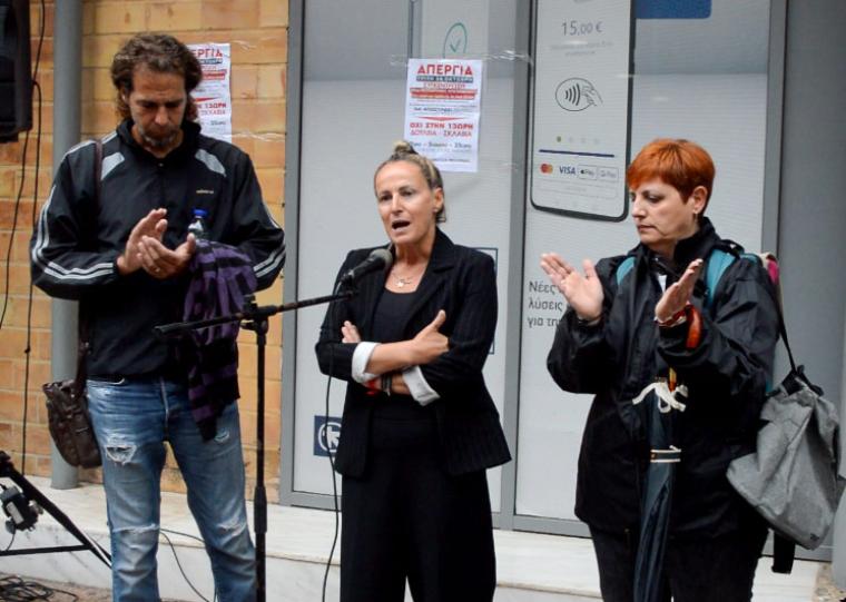 ΣΥΜΠΑΡΑΣΤΑΣΗ ΚΑΙ ΕΠΙΦΥΛΑΚΗ ΓΙΑ ΝΑ ΑΠΟΤΡΑΠΕΙ Η ΕΞΩΣΗ ΤΗΣ ΓΥΝΑΙΚΑΣ ΜΕ ΤΟ ΑΝΗΛΙΚΟ ΠΑΙΔΙ