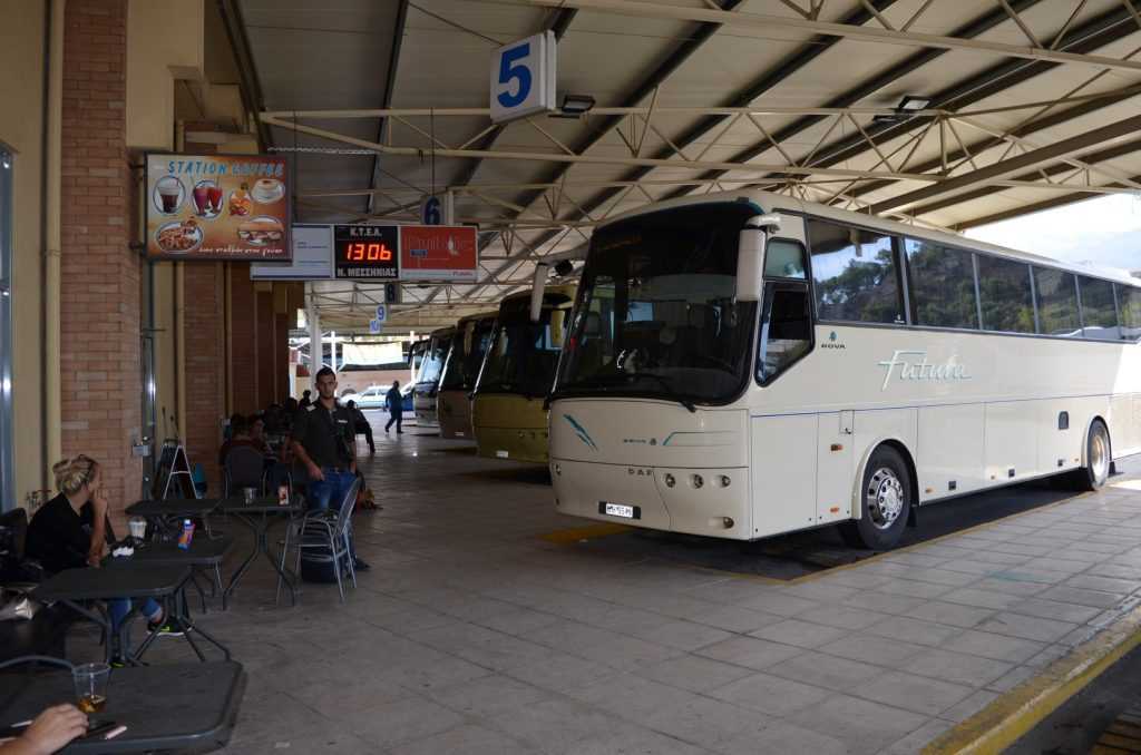 ΕΚΤΑΚΤΟ: ΑΝΑΣΤΟΛΗ ΤΩΝ ΔΡΟΜΟΛΟΓΙΩΝ ΚΑΛΑΜΑΤΑ – ΑΡΦΑΡΑ – ΠΛΑΤΥ ΑΠΟ ΤΟ ΥΠΕΡΑΣΤΙΚΟ ΚΤΕΛ ΛΟΓΩ ΕΠΙΘΕΣΕΩΝ ΜΕ ΠΕΤΡΕΣ