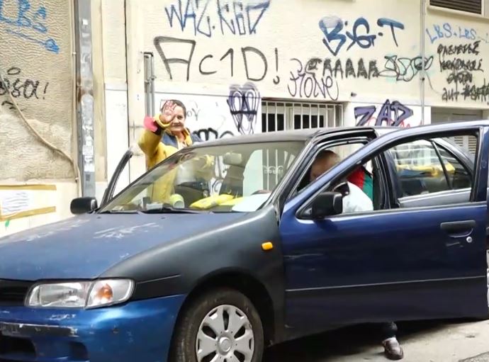 ΖΕΥΓΑΡΙ ΣΥΝΤΑΞΙΟΥΧΩΝ ΖΕΙ ΣΕ ΑΥΤΟΚΙΝΗΤΟ ΤΡΙΑ ΧΡΟΝΙΑ – «ΜΠΟΡΕΙ ΝΑ ΕΙΜΑΣΤ …