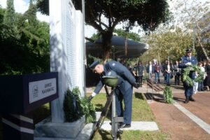 ΕΠΙΜΝΗΜΟΣΥΝΗ ΔΕΗΣΗ ΓΙΑ ΤΟΥΣ 43 ΜΕΣΣΗΝΙΟΥΣ ΠΕΣΟΝΤΕΣ ΤΗΣ ΠΟΛΕΜΙΚΗΣ ΑΕΡΟΠΟΡΙΑΣ