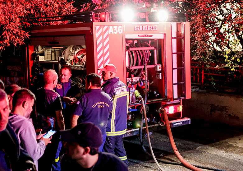 ΟΙΚΟΓΕΝΕΙΑΚΗ ΤΡΑΓΩΔΙΑ ΣΤΟ ΗΡΑΚΛΕΙΟ: ΈΒΑΛΕ ΦΩΤΙΑ, ΕΚΑΨΕ ΜΑΝΑ ΚΑΙ ΑΔΕΛΦΟ ΚΑΙ ΠΗΔΗΞΕ ΑΠΟ ΤΟ ΜΠΑΛΚΟΝΙ