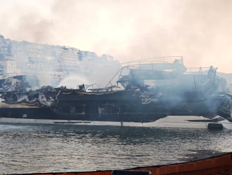 ΦΩΤΙΑ ΣΕ ΤΕΣΣΕΡΑ ΣΚΑΦΗ ΣΤΗΝ ΑΚΤΗ ΘΕΜΙΣΤΟΚΛΕΟΥΣ – ΒΥΘΙΣΤΗΚΑΝ ΟΛΑ