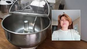 ΝΕΚΡΗ 49ΧΡΟΝΗ ΜΗΤΕΡΑ ΔΥΟ ΠΑΙΔΙΩΝ ΣΕ ΦΟΥΡΝΟ ΣΤΗ ΛΑΡΙΣΑ: ΠΙΑΣΤΗΚΕ ΤΟ ΦΟΥΛΑΡΙ ΤΗΣ ΣΤΟ ΖΥΜΩΤΗΡΙΟ ΚΑΙ ΠΝΙΓΗΚΕ!