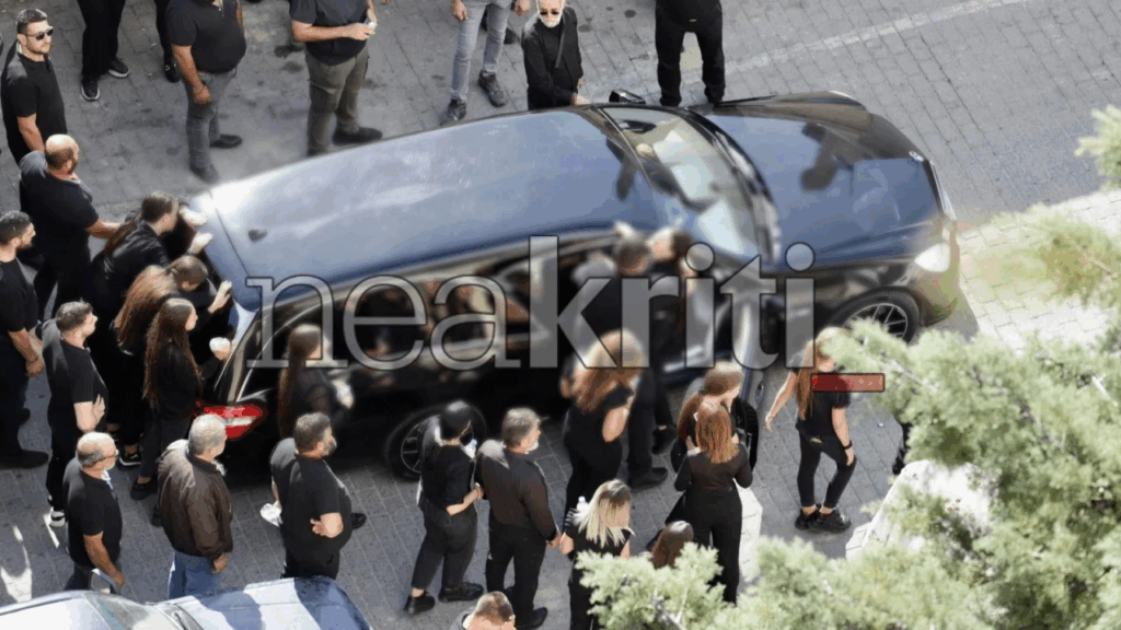 ΟΙ ΚΡΑΥΓΕΣ ΤΗΣ ΧΗΡΑΣ ΡΑΓΙΖΟΥΝ ΤΗΝ ΚΡΗΤΗ – ΔΕΚΑΔΕΣ ΜΑΥΡΟΦΟΡΕΜΕΝΟΙ ΣΥΝΟΔΕΥΟΥΝ ΤΗ ΣΟΡΟ ΤΟΥ 39ΧΡΟΝΟΥ ΦΑΝΟΥΡΗ ΚΑΡΓΑΚΗ ΣΤΑ ΒΟΡΙΖΙΑ – Η ΠΟΜΠΗ ΣΤΑΜΑΤΗΣΕ ΣΤΟ ΣΗΜΕΙΟ ΤΟΥ ΜΑΚΕΛΕΙΟΥ – ΠΑΝΟΠΛΟΙ ΑΣΤΥΝΟΜΙΚΟΙ ΦΡΟΥΡΟΥΝ ΤΟ ΧΩΡΙΟ