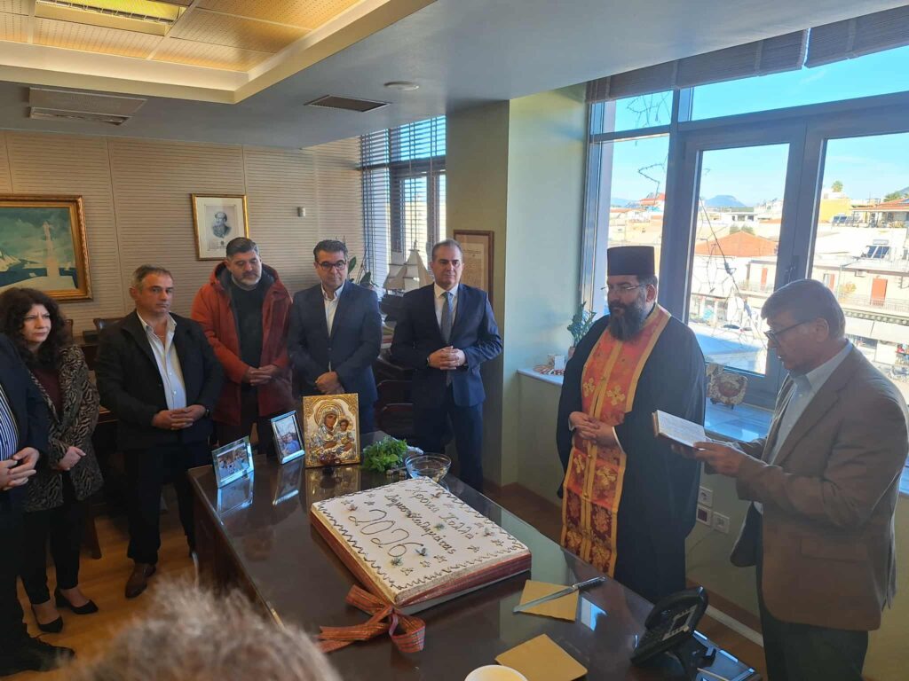 ΑΓΙΑΣΜΟΣ ΚΑΙ ΚΟΠΗ ΒΑΣΙΛΟΠΙΤΑΣ ΣΤΟ ΓΡΑΦΕΙΟ ΔΗΜΑΡΧΟΥ