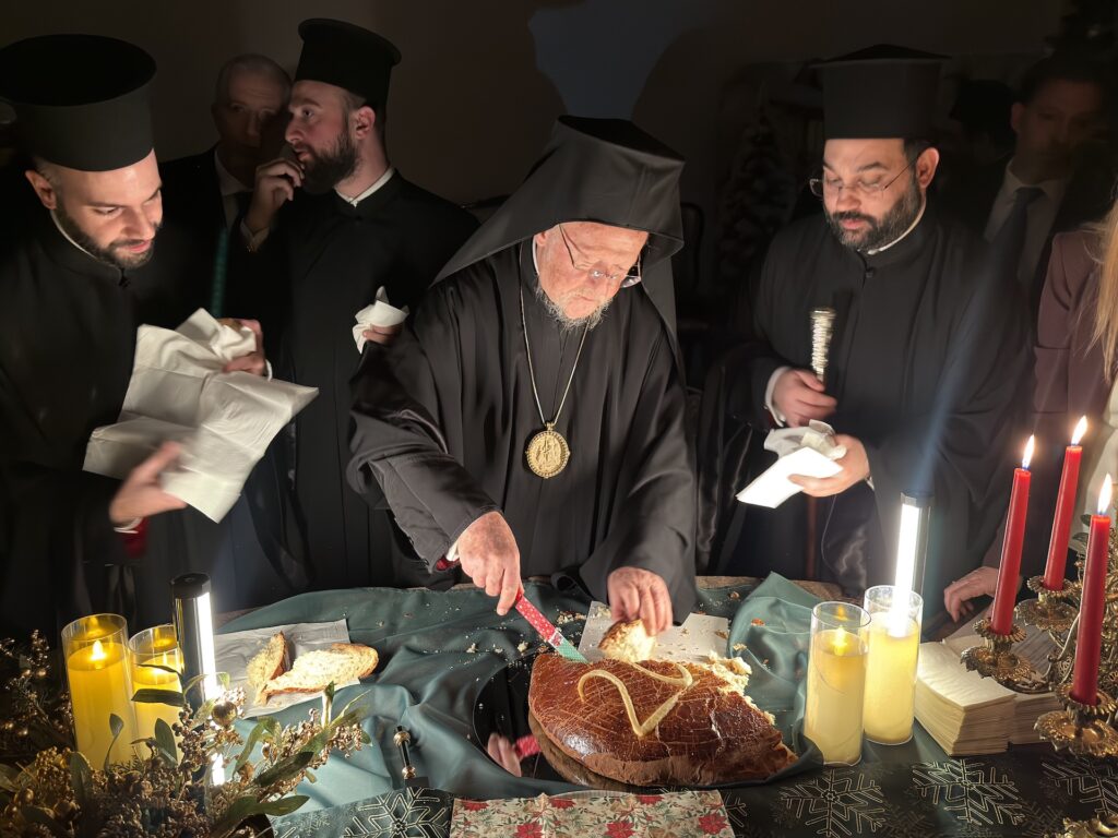 O ΟΙΚΟΥΜΕΝΙΚΟΣ ΠΑΤΡΙΑΡΧΗΣ: «ΠΑΡΑΚΑΛΩ ΤΙΣ ΝΕΕΣ ΚΑΙ ΤΟΥΣ ΝΕΟΥΣ ΜΑΣ ΝΑ ΜΗΝ ΕΓΚΛΩΒΙΖΟΝΤΑΙ ΣΕ ΨΗΦΙΑΚΑ ΧΡΥΣΑ ΚΛΟΥΒΙΑ. ΚΑΙ ΛΕΓΩ: ΒΓΕΙΤΕ ΣΤΟΝ ΚΟΣΜΟ, ΑΝΑΠΝΕΥΣΤΕ ΤΟ ΟΞΥΓΟΝΟ ΤΗΣ ΕΠΙΚΟΙΝΩΝΙΑΣ ΜΕ ΤΟΝ ΣΥΝΑΝΘΡΩΠΟ