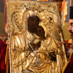 ΘΡΗΝΟΣ ΓΙΑ ΤΟΥΣ 7 ΝΕΚΡΟΥΣ ΟΠΑΔΟΥΣ ΤΟΥ ΠΑΟΚ ΣΤΗ ΡΟΥΜΑΝΙΑ: ΚΑΛΥΨΑΝ ΜΕ ΚΑΣΚΟΛ ΚΑΙ ΜΠΛΟΥΖΕΣ ΤΟ ΣΗΜΕΙΟ ΤΗΣ ΣΥΓΚΡΟΥΣΗΣ