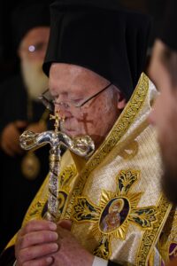 ΟΙΚΟΥΜΕΝΙΚΟΣ ΠΑΤΡΙΑΡΧΗΣ: “H ΜΕΓΑΛΗ ΕΚΚΛΗΣΙΑ ΔΙΑΡΚΩΣ ΚΕΝΟΥΤΑΙ, ΤΑΠΕΙΝΟΥΤΑΙ, ΜΕΝΕΙ ΚΡΕΜΑΜΕΝΗ ΕΠΙ ΤΟΥ ΣΤΑΥΡΟΥ ΤΟΥ ΧΡΕΟΥΣ”