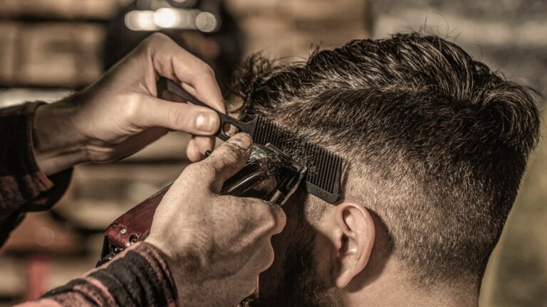 ΠΛΑΚΩΣΕ ΣΤΟ ΞΥΛΟ ΤΟΝ ΚΟΥΡΕΑ ΕΠΕΙΔΗ ΔΕΝ ΤΟΥ ΑΡΕΣΕ ΤΟ ΚΟΥΡΕΜΑ!