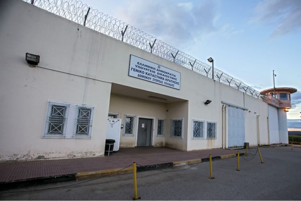 ΔΥΟ ΣΦΑΙΡΕΣ ΣΤΟ ΚΕΦΑΛΙ ΔΕΧΤΗΚΕ Ο ΈΛΛΗΝΑΣ ΙΣΟΒΙΤΗΣ ΠΟΥ ΔΟΛΟΦΟΝΗΘΗΚΕ ΣΤΙΣ ΦΥΛΑΚΕΣ ΔΟΜΟΚΟΥ