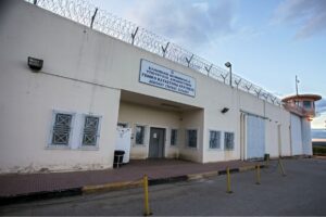 ΔΥΟ ΣΦΑΙΡΕΣ ΣΤΟ ΚΕΦΑΛΙ ΔΕΧΤΗΚΕ Ο ΈΛΛΗΝΑΣ ΙΣΟΒΙΤΗΣ ΠΟΥ ΔΟΛΟΦΟΝΗΘΗΚΕ ΣΤΙΣ ΦΥΛΑΚΕΣ ΔΟΜΟΚΟΥ