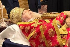 ΧΙΛΙΑΔΕΣ ΠΙΣΤΟΙ ΑΠΟΧΑΙΡΕΤΟΥΝ ΤΟΝ ΠΑΤΡΙΑΡΧΗ ΓΕΩΡΓΙΑΣ ΗΛΙΑ ΣΤΟ ΛΑΪΚΟ ΠΡΟΣΚΥΝΗΜΑ ΤΗΣ ΤΙΦΛΙΔΑΣ