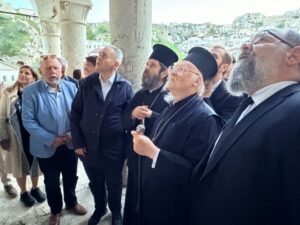 Ο ΟΙΚΟΥΜΕΝΙΚΟΣ ΠΑΤΡΙΑΡΧΗΣ ΜΕ ΤΟΝ ΑΡΧΙΕΠΙΣΚΟΠΟ ΑΛΒΑΝΙΑΣ ΣΤΗΝ ΚΑΠΠΑΔΟΚΙΑ