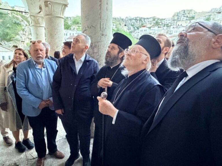 Ο ΟΙΚΟΥΜΕΝΙΚΟΣ ΠΑΤΡΙΑΡΧΗΣ ΜΕ ΤΟΝ ΑΡΧΙΕΠΙΣΚΟΠΟ ΑΛΒΑΝΙΑΣ ΣΤΗΝ ΚΑΠΠΑΔΟΚΙΑ