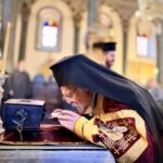 ΗΜΙΓΥΜΝΗ ΜΕΣΑ ΣΕ ΛΙΜΝΗ ΑΙΜΑΤΟΣ ΒΡΕΘΗΚΕ ΣΤΟ ΚΡΕΒΑΤΙ Η 45ΧΡΟΝΗ ΑΣΤΥΝΟΜΙΚΟΣ