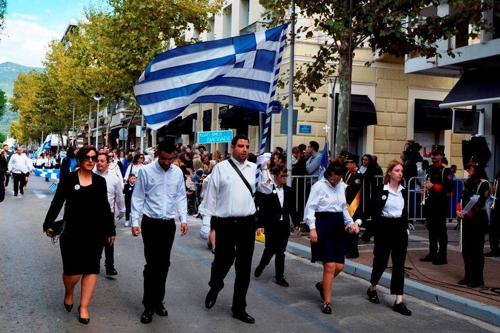 ΚΔΑΠ – ΑΜΕΑ «ΔΙΑΠΛΑΣΙΣ» ΚΕΡΔΙΣΕ ΕΠΑΞΙΑ ΣΤΗΝ ΠΑΡΕΛΑΣΗ ΤΗΣ 28ΗΣ ΟΚΤΩΒΡΙΟΥ ΤΟ ΟΛΟΘΕΡΜΟ ΧΕΙΡΟΚΡΟΤΗΜΑ ΓΕΜΑΤΟ ΑΓΑΠΗ